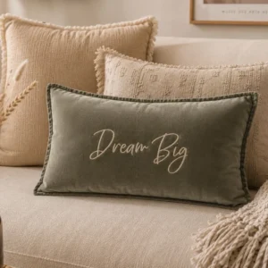 Housse de coussin 40 x 60 cm en velours de coton Kaki - Slogan "Dream Big" en doré pailleté. Création La Strasseuse