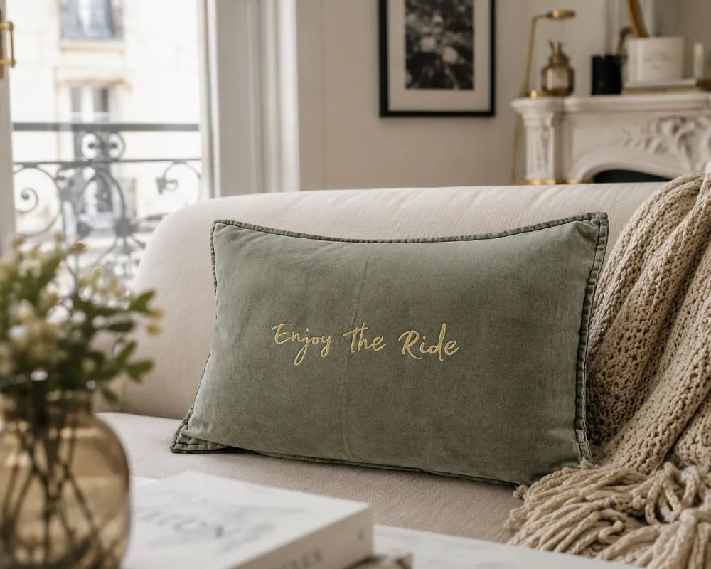Housse de coussin 40 x 60 cm en velours de coton Kaki - Slogan "Enjoy the ride" en doré mat. Création La Strasseuse