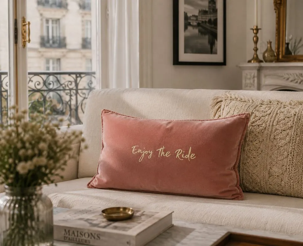 Housse de coussin 40 x 60 cm en velours de coton vieux rose - Slogan "Enjoy the ride" en doré mat. Création La Strasseuse