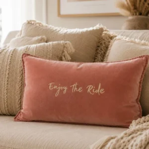 Housse de coussin 40 x 60 cm en velours de coton vieux rose - Slogan "Enjoy the ride" en doré mat. Création La Strasseuse