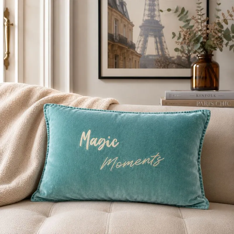 Housse de coussin 40 x 60 cm en velours de coton céladon- Slogan "Magic Moments " en doré mat. Création La Strasseuse