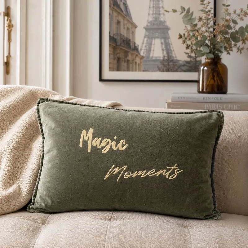 Housse de coussin 40 x 60 cm en velours de coton kaki - Slogan "Magic Moments " en doré mat. Création La Strasseuse