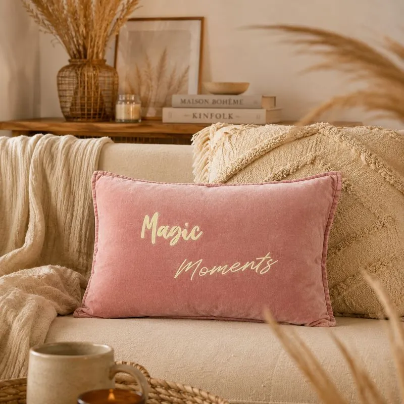 Housse de coussin 40 x 60 cm en velours de coton vieux rose - Slogan "Magic Moments " en doré mat. Création La Strasseuse
