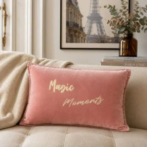 Housse de coussin 40 x 60 cm en velours de coton vieux rose - Slogan "Magic Moments " en doré mat. Création La Strasseuse