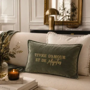 Housse de coussin 40 x 60 cm en velours de coton kaki - Slogan "Vivre d'amour et de Mojitos " en doré pailleté. Création La Strasseuse