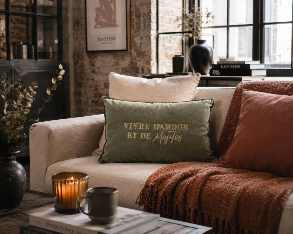 Housse de coussin 40 x 60 cm en velours de coton kaki - Slogan "Vivre d'amour et de Mojitos " en doré pailleté. Création La Strasseuse