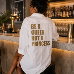 Chemise blanche oversize pour femme - "Be a Queen, not a Princess" en doré mat dans le dos - Création La Strasseuse