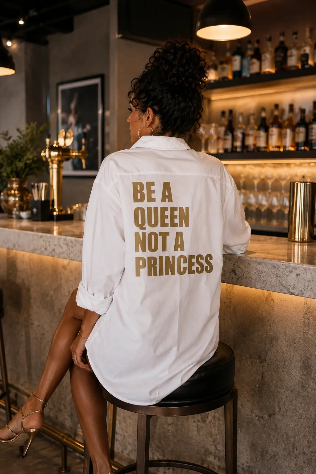 Chemise blanche oversize pour femme - "Be a Queen, not a Princess" en doré mat dans le dos - Création La Strasseuse