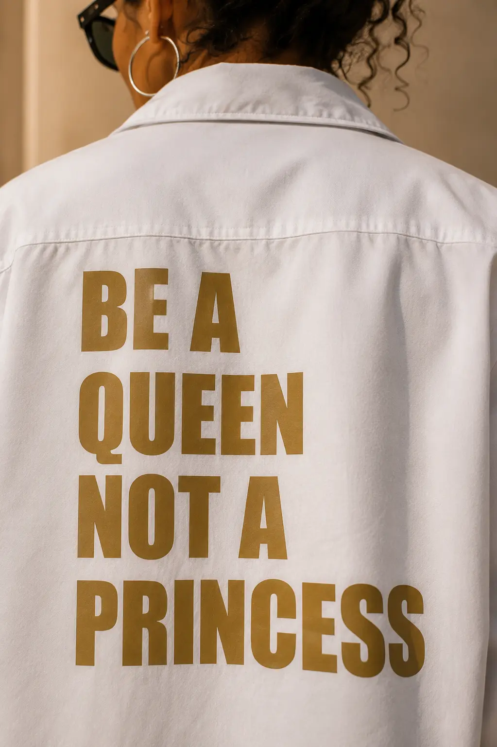 Chemise blanche oversize pour femme - "Be a Queen, not a Princess" en doré mat dans le dos - Création La Strasseuse