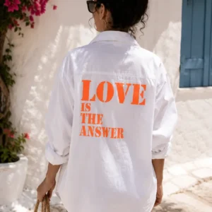 Chemise blanche oversize - Slogan "Love is the answer" en orange fluo dans le dos. Création La Strasseuse