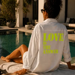 Chemise blanche oversize - Slogan "Love is the answer" en jaune fluo dans le dos. Création La Strasseuse