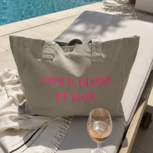 Sac fourre-tout vert sauge - Slogan "Amour, Gloire et Rosé" en rose fluo. Création la Strasseuse.
