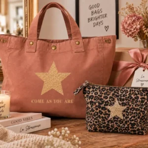 Coffret cadeaux La Strasseuse : Sac fourre-tout avec sa trousse de toilette léopard à étoile assortie.