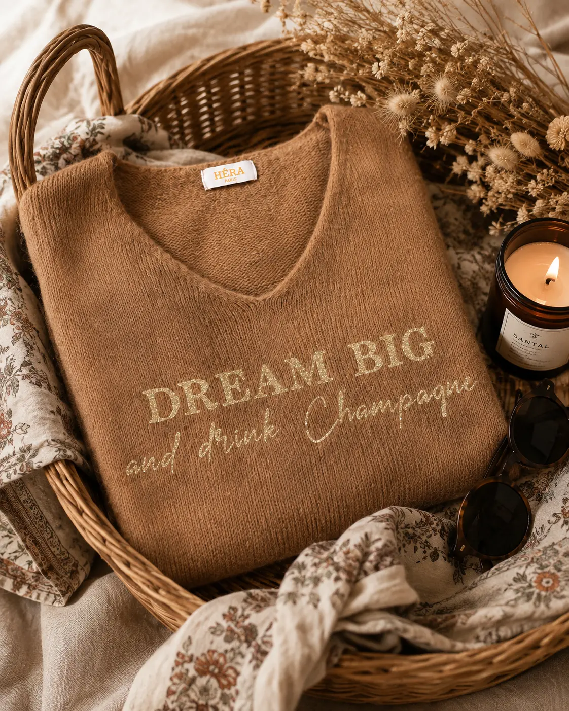 Pull camel au flocage doré pailleté "Dream big and drink champagne". Création La Strasseuse.