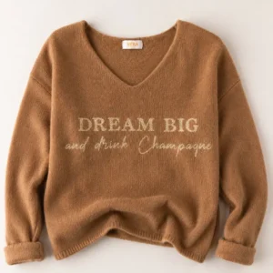 Pull camel au flocage doré pailleté "Dream big and drink champagne". Création La Strasseuse.