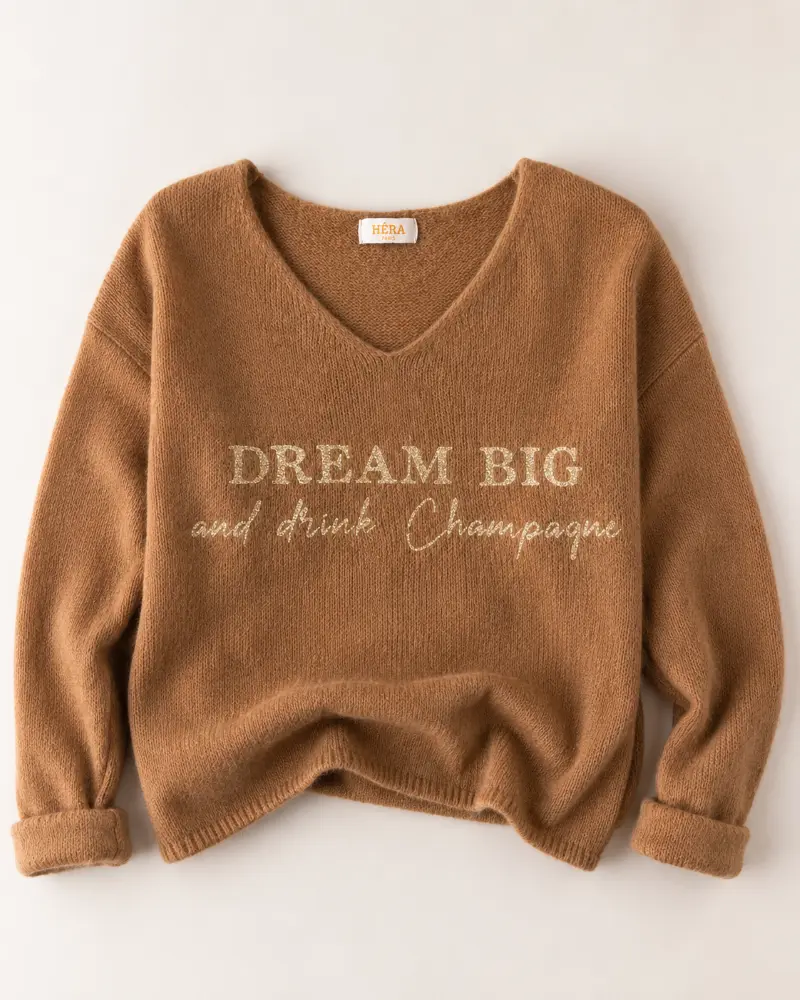Pull camel au flocage doré pailleté "Dream big and drink champagne". Création La Strasseuse.