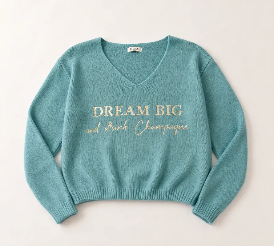 Pull céladon col V au flocage doré pailleté "Dream big and drink champagne". Création La Strasseuse.