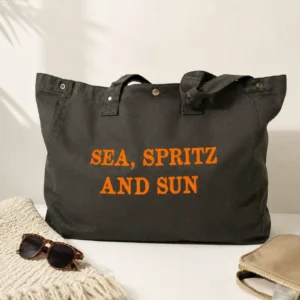 Sac fourre-tout kaki au slogan orange fluo "Sea, Spritz and Sun". Création La Strasseuse.