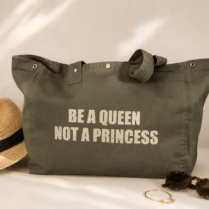 Sac fourre-tout kaki, slogan "Be a Queen, not a Princess" en doré pailleté. Création La Strasseuse.