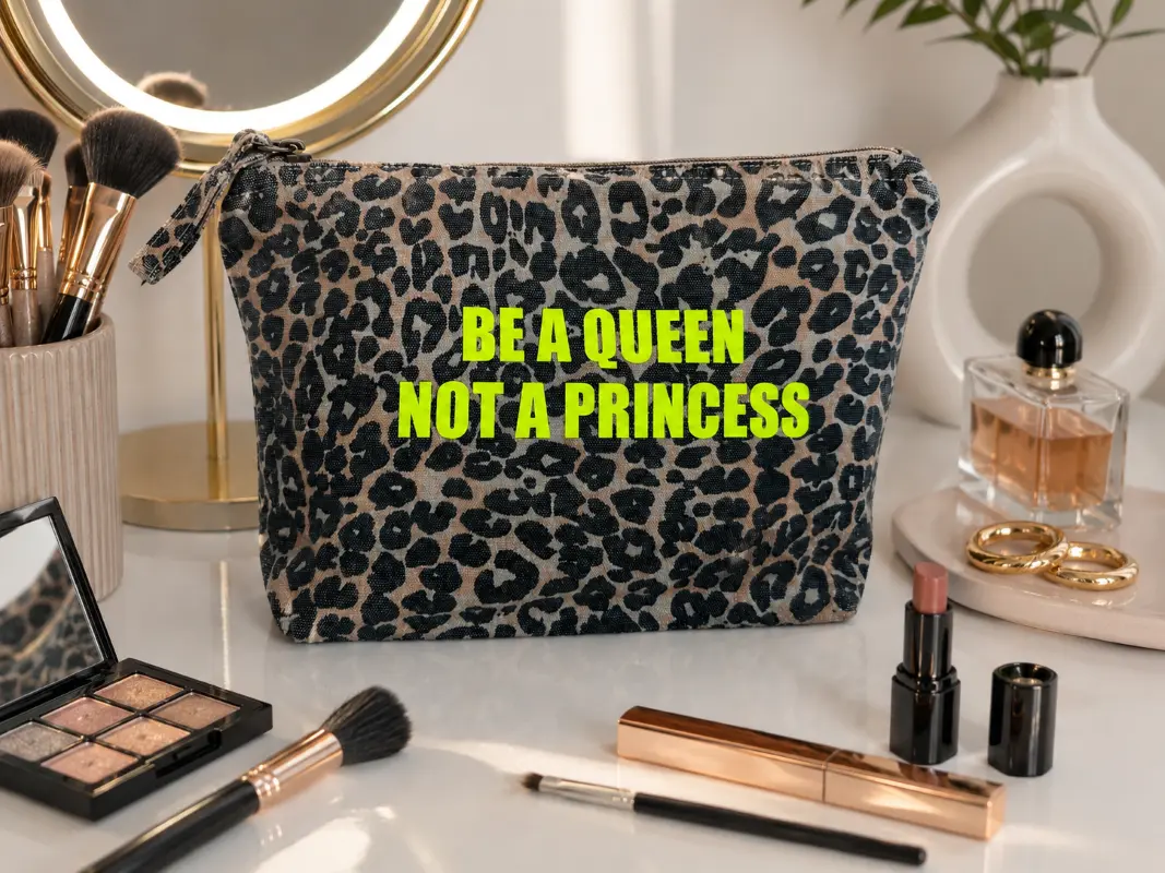 Trousse de toilette léopard au flocage jaune fluo "Be a Queen, not a Princess". Création La Strasseuse.
