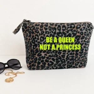 Trousse de toilette léopard au flocage jaune fluo "Be a Queen, not a Princess". Création La Strasseuse.