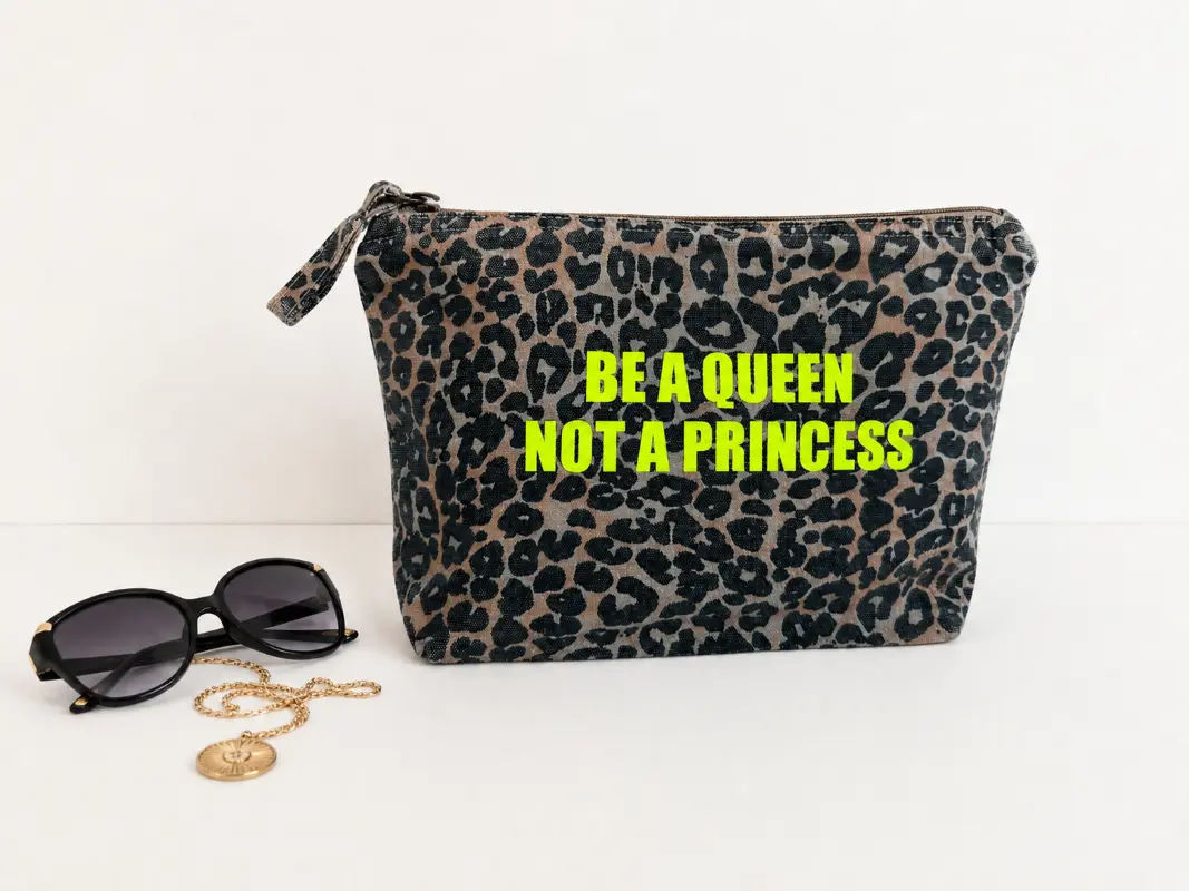 Trousse de toilette léopard au flocage jaune fluo "Be a Queen, not a Princess". Création La Strasseuse.