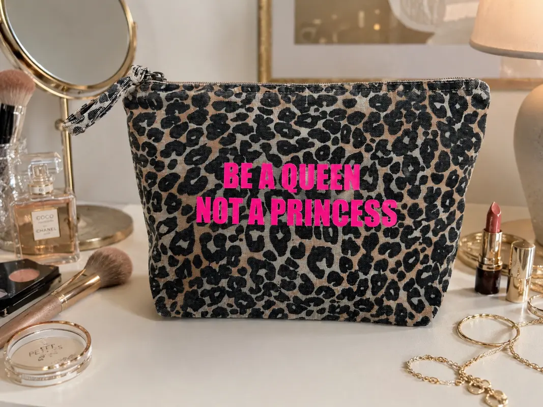 Trousse de toilette léopard au flocage rose fluo "Be a Queen, not a Princess". Création La Strasseuse.