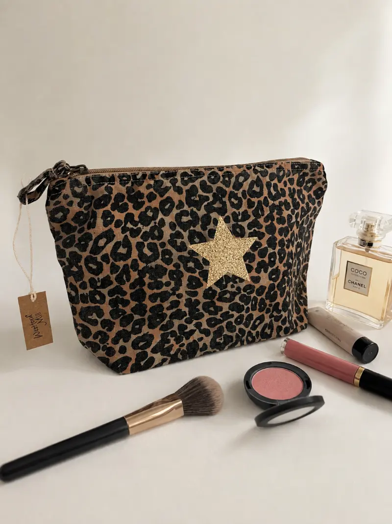 Trousse de toilette léopard avec son étoile champagne pailletée. Création La Strasseuse.
