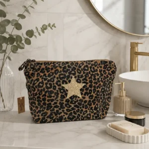 Trousse de toilette léopard avec son étoile champagne pailletée. Création La Strasseuse.