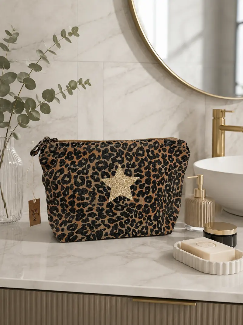 Trousse de toilette léopard avec son étoile champagne pailletée. Création La Strasseuse.