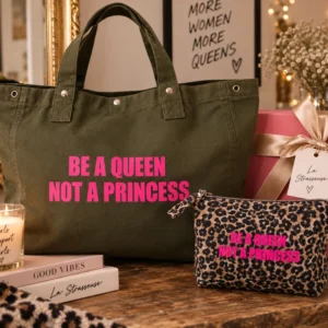 Duo cadeau La Strasseuse : sac fourre-tout kaki « Be a Queen, Not a Princess » en rose fluo et trousse de toilette léopard assortie en rose fluo, à cÎté d'un paquet cadeau.