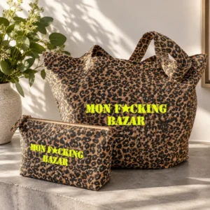 Duo cadeau léopard Mon F*cking Bazar jaune fluo : tote bag XL et trousse de toilette assortie posés sur une console avec de l'eucalyptus