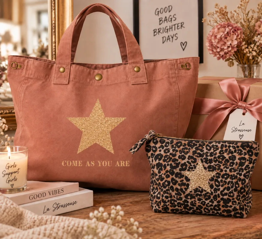 Duo cadeau La Strasseuse : sac cabas XXL santal « Come As You Are » à étoile or pailletée et trousse de toilette léopard à étoile champagne, à côté d'un paquet cadeau.
