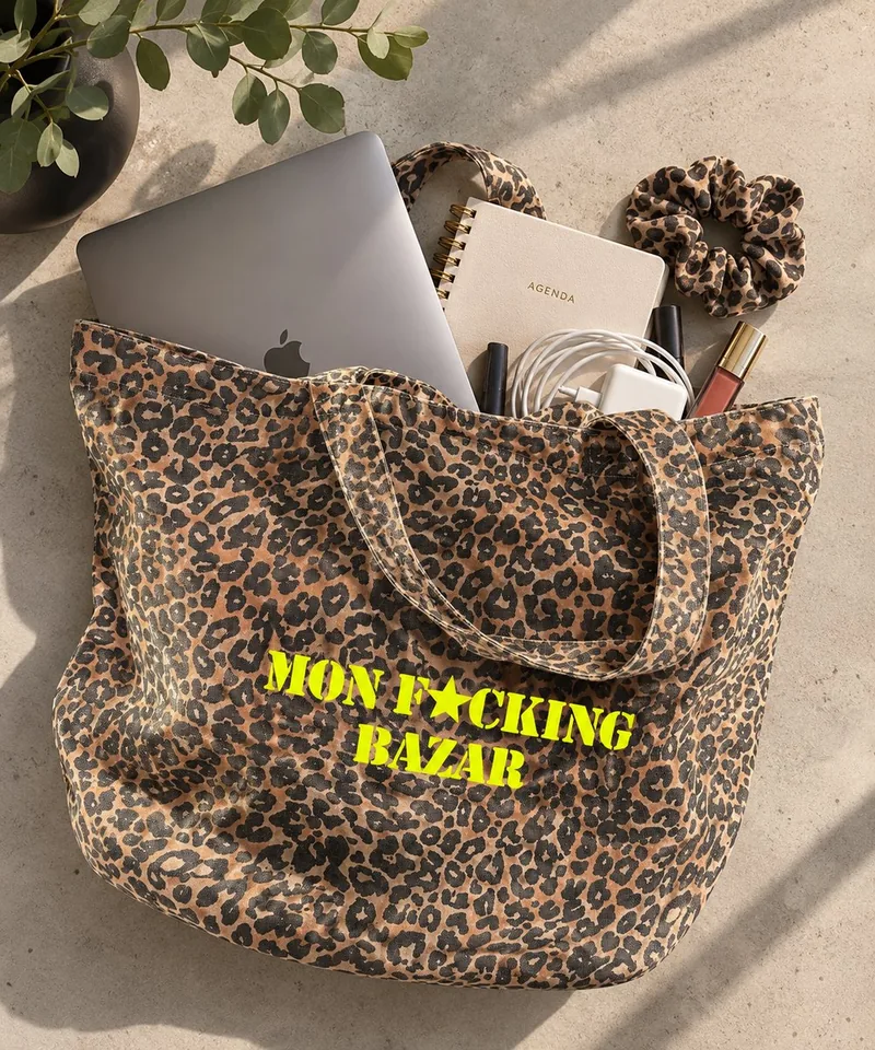 Tote bag léopard XL Mon F*cking Bazar jaune fluo rempli d'affaires du quotidien