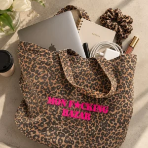 Tote bag léopard XL Mon F*cking Bazar rose fluo rempli d'affaires du quotidien